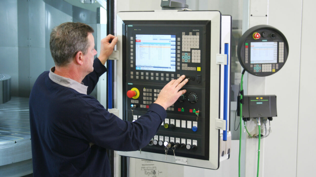 PLC Softwareentwickler an einem Maschinenterminal